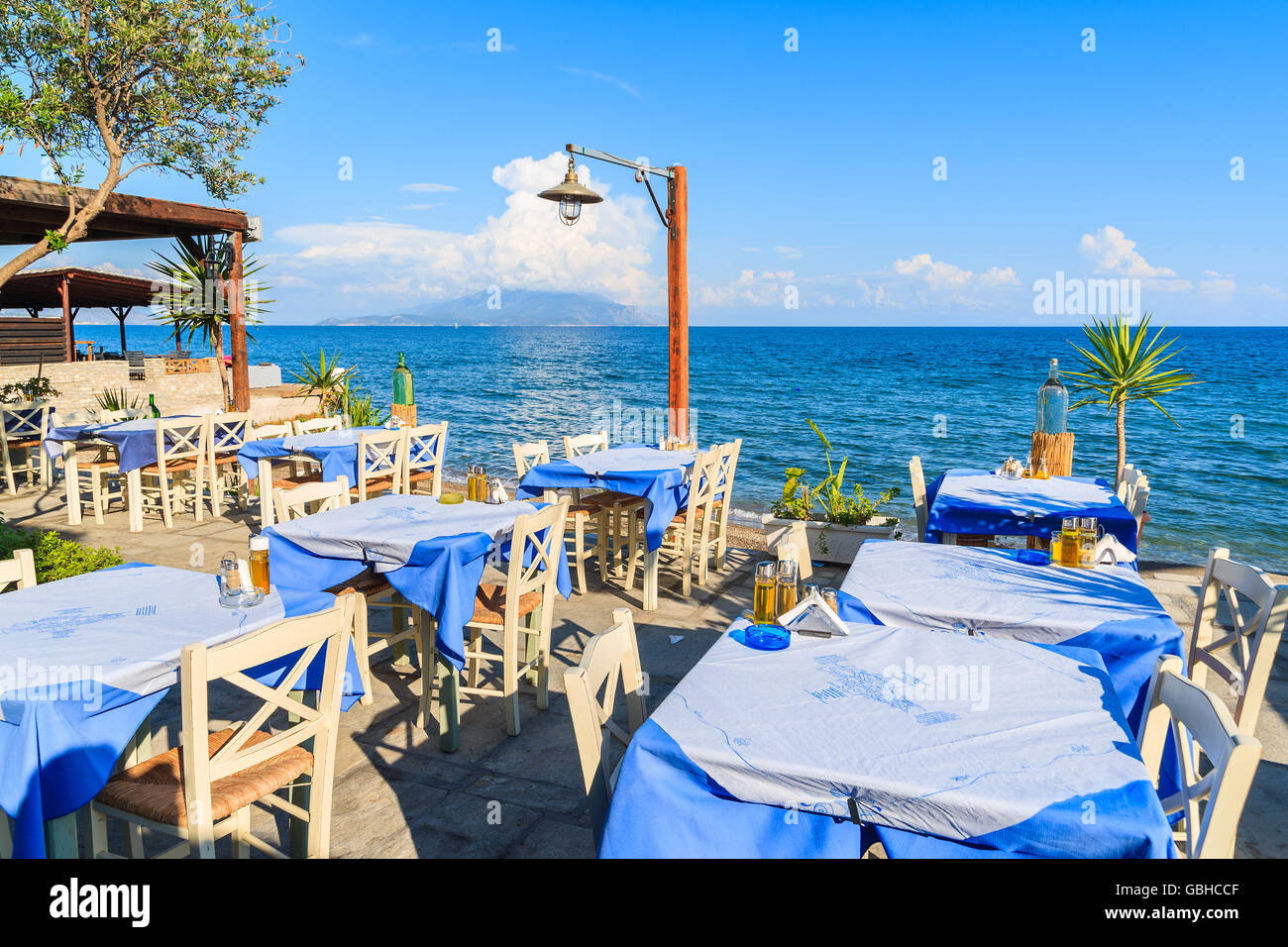 Tische mit Stühlen in griechische Taverne am Meer, Insel Samos, Griechenland Stockfoto