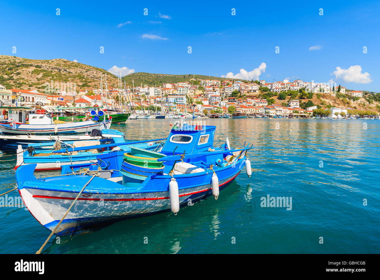 Traditionellen blauen und weißen Farbe griechischen Fischerboot im Hafen von Pythagorion, Insel Samos, Griechenland Stockfoto