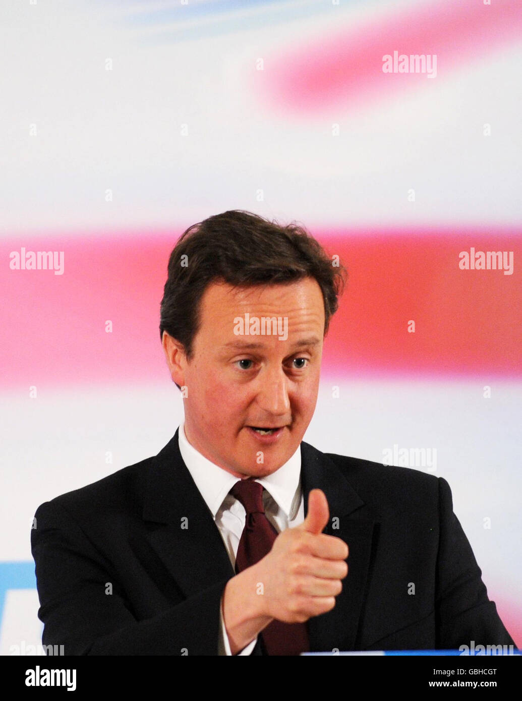 Der konservative Parteivorsitzende David Cameron spricht in London vor einem eingeladenen Publikum, wo er davor warnte, dass die Abfuhr der britischen Staatsverschuldung Vorrang vor Steuersenkungen haben müsste, wenn seine Partei bei den nächsten Wahlen gewinnt. Stockfoto