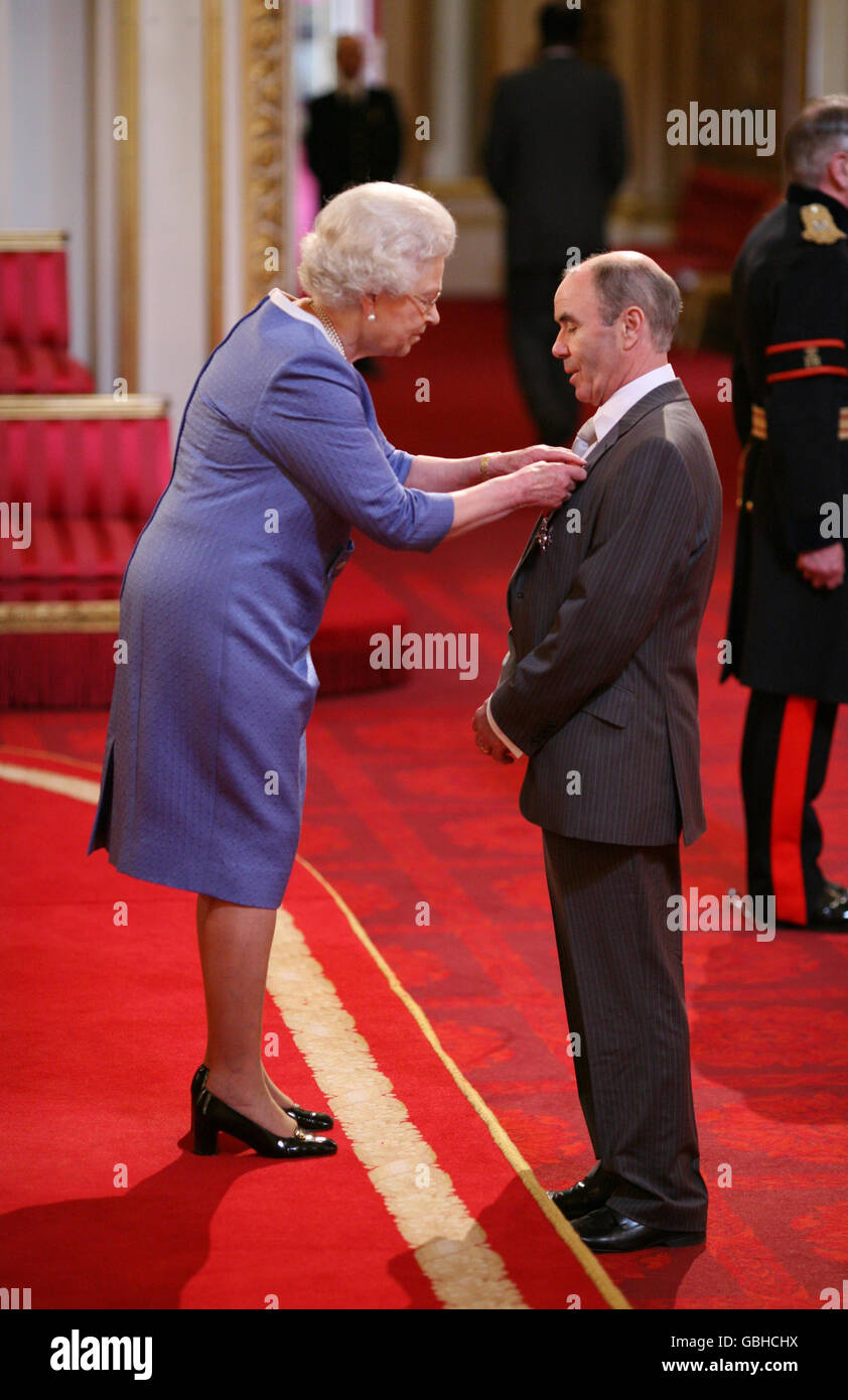 John Teal aus Hartlepool wird von Queen Elizabeth II. Im Buckingham Palace im Zentrum von London zu einem MBE für den Behindertensport gemacht. Stockfoto