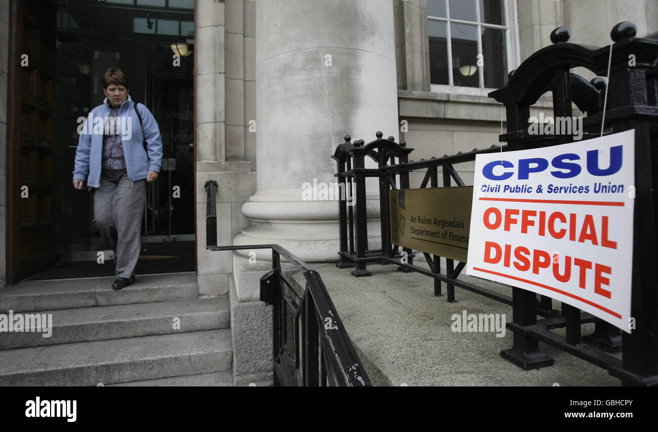 CPdSU streiket Regierungsbüros in Dublin. Mitglieder der Union für öffentliche und Dienstleistungen treten heute gegen das Finanzministerium in Dublin vor. Stockfoto