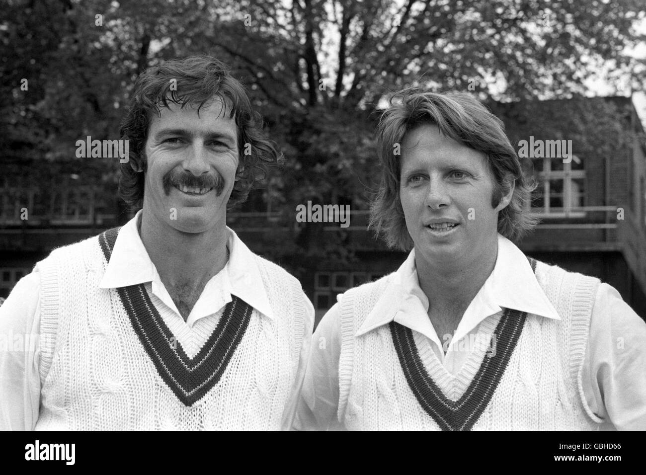 Dennis Lillee, Left, und Jeff Thomson, die als eine der feindlichsten schnellen Bowling-Partnerschaften gelten, die je im Cricket und jetzt in Großbritannien mit dem australischen Touring-Team gesehen wurden. Stockfoto