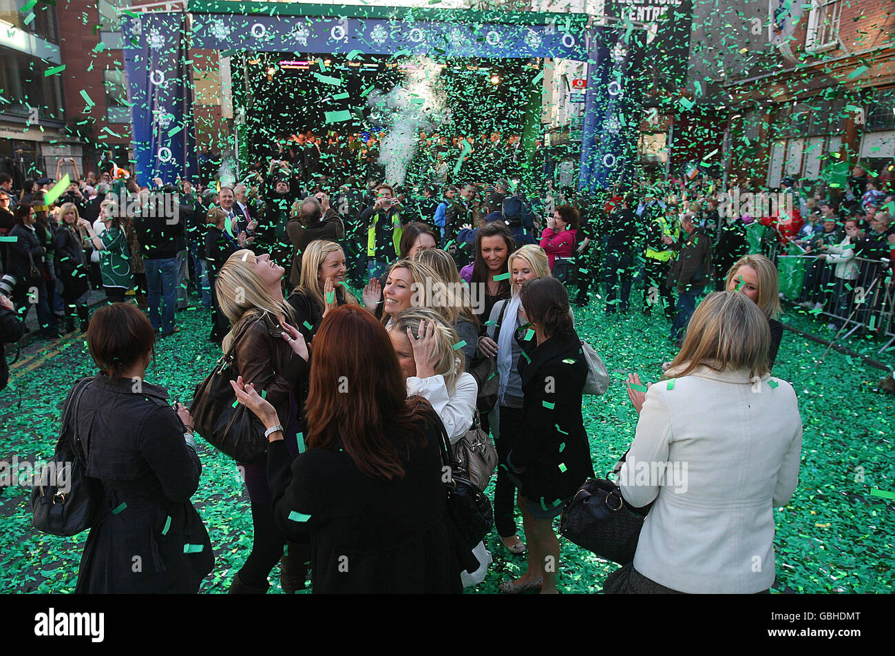 Frauen und Freundinnen der irischen Mannschaftsspieler feiern während der Heimkehr des irischen Teams im Mansion House, Dublin, Irland. Stockfoto