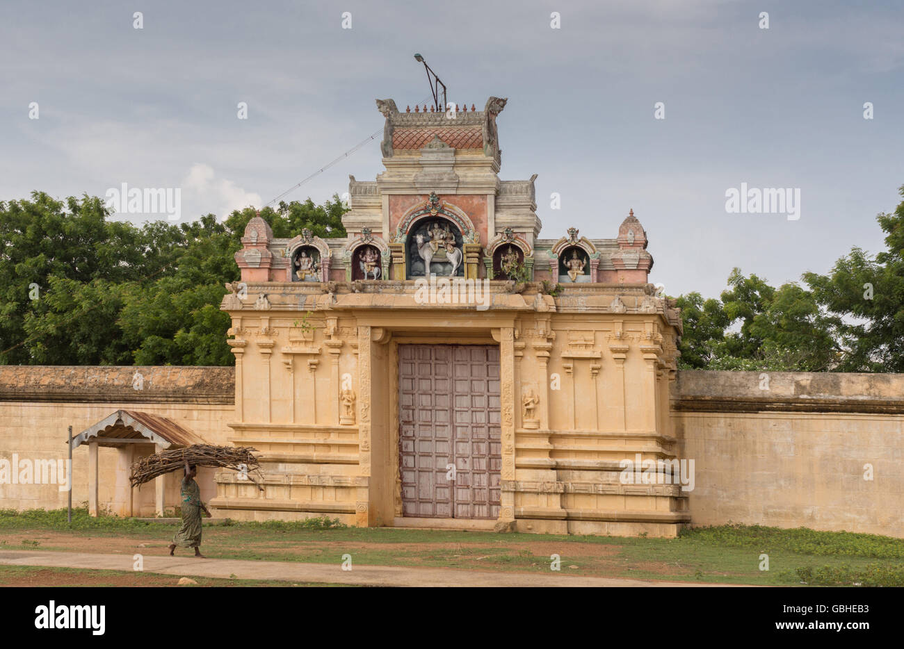 Eingang zum Soorakudi Shiva-Tempel. Stockfoto