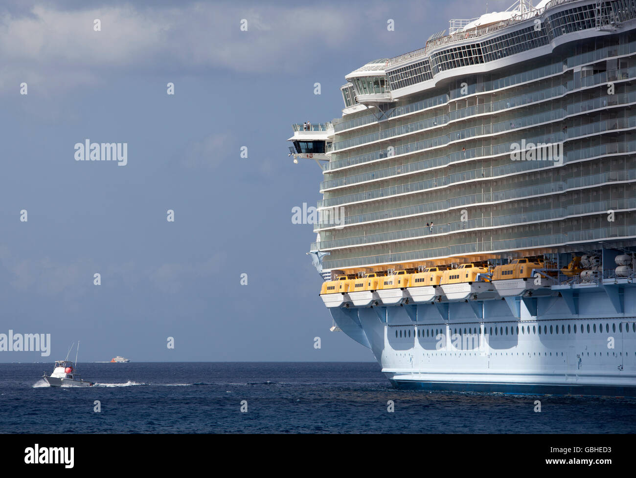 Eines der größten Kreuzfahrt Schiffe der Welt in die Insel Cozumel (Mexiko) angedockt. Stockfoto