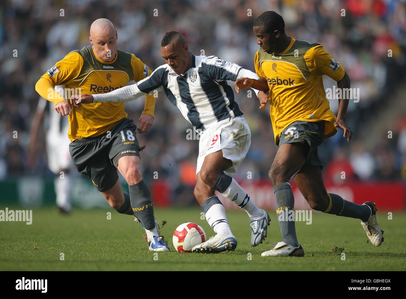 Jay Simpson (Mitte) von West Bromwich Albion kämpft um den Ball Mit der Fabrice Muamba von Bolton Wanderers und Sebastien Puygrenier (links) Stockfoto