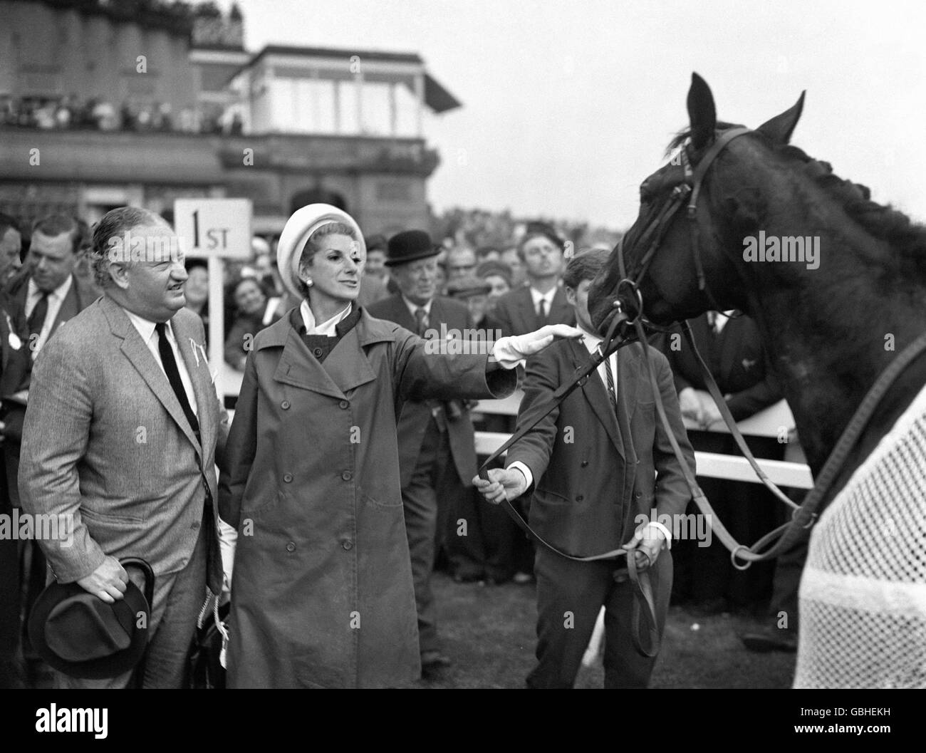 Pferderennen - St. Leger Stakes - Doncaster Racecourse. Der Besitzer von 'Indiana', Charles W. Engelhard, und seine Frau Jane, in der abgesattelte Gehege, nachdem sie den St. Leger gewonnen hatten. Stockfoto