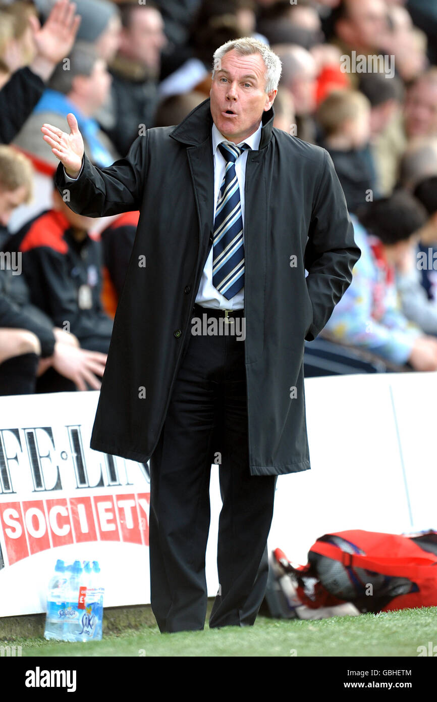 Fußball - Coca-Cola Football League Two - Brentford / Wycombe Wanderers - Griffin Park. Wycombe Wanderers Manager Peter Taylor Stockfoto