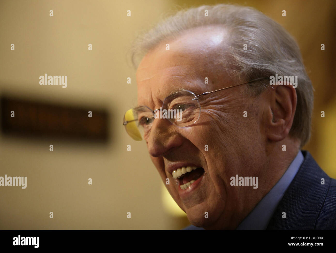 Sir David Frost, der für seine herausragenden Leistungen den Harvey Lee Award erhielt, kam für die Broadcasting Press Guild Television and Radio Awards im Theatre Royal im Zentrum von London an. Sir David gilt als der "Vater" der politischen Satire, dank Shows wie BBC's "das war die Woche, die war" und "der Frost Report". Er hat auch eine Reihe von hochkarätigen Interviews geführt, von denen die bemerkenswertesten seine Serie berühmte Interviews mit dem entgrachten US-Präsidenten Richard Nixon im Jahr 1977 waren. Stockfoto