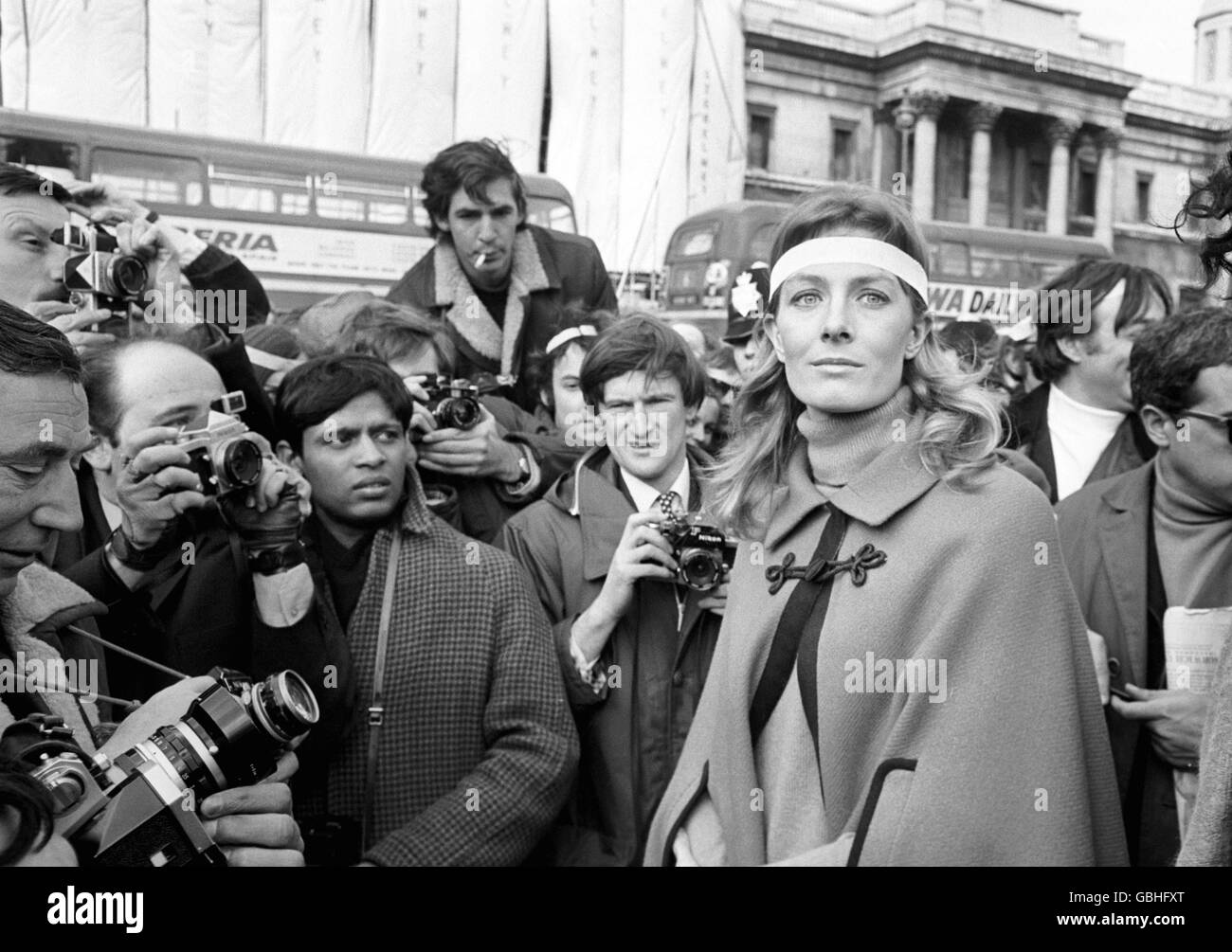 Die Schauspielerin Vanessa Redgrave trägt eine weiße Trauerband um den Kopf, als sie sich den Anti-Vietnam-Kriegsprotesten auf dem Trafalgar Square anschließt. Sie gehörte zu den Rednern, die eine auf fast 10,000 Personen geschätzte Menge ansprachen. Stockfoto