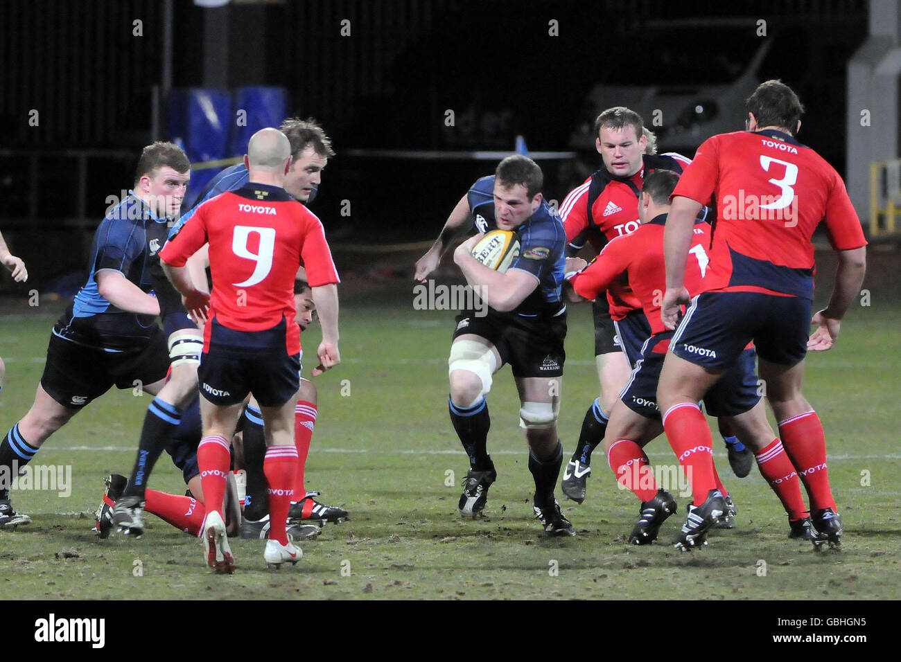 Eddie James aus Glasgow versucht, während des Spiels der Magners League in der Firhill Arena, Glasgow, durch die Munster-Verteidigung zu gelangen. Stockfoto