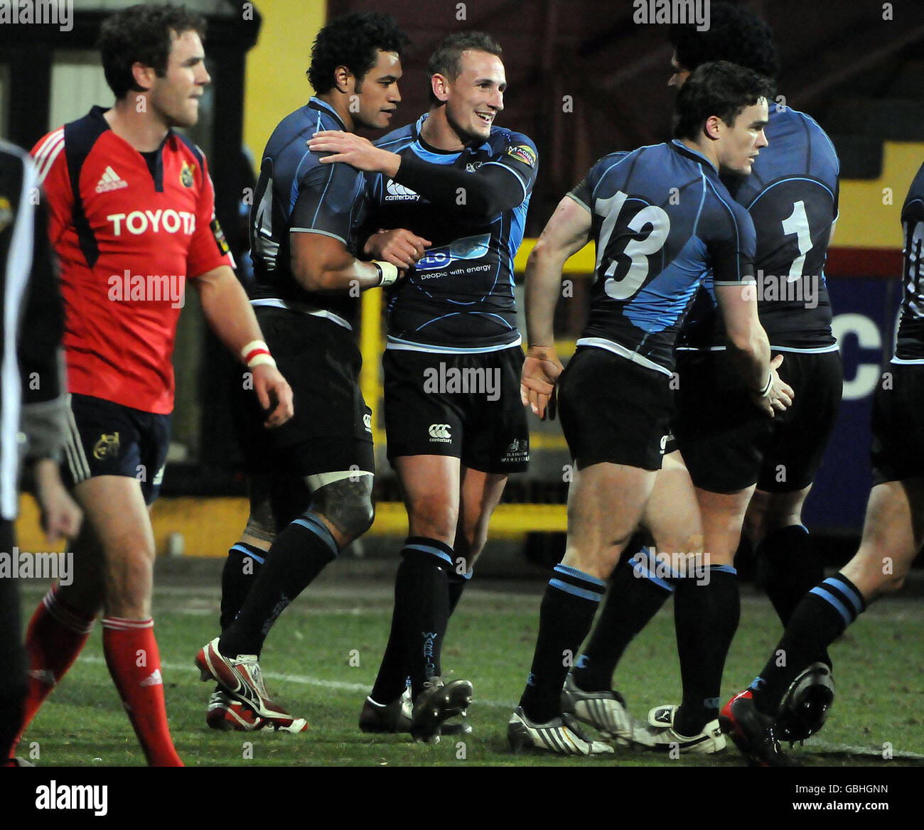 Glasgows Fa'atau Lome feiert seinen Versuch während des Spiels der Magners League in der Firhill Arena, Glasgow. Stockfoto