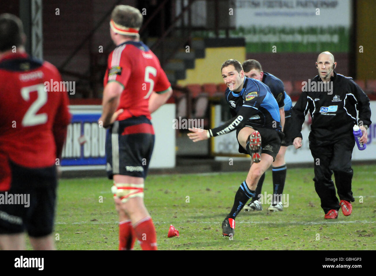 Glasgow's Dan Parks erzielt während des Spiels der Magners League in der Firhill Arena, Glasgow, eine Conversion. Stockfoto