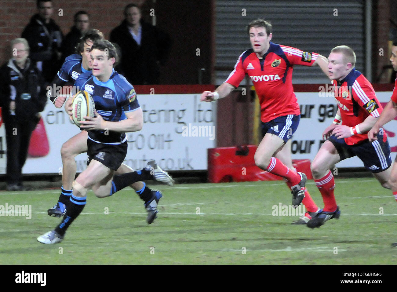Glasgows Max Evans durchläuft die Munster-Verteidigung, um während des Spiels der Magners League in der Firhill Arena, Glasgow, ihren Eröffnungversuch zu starten. Stockfoto