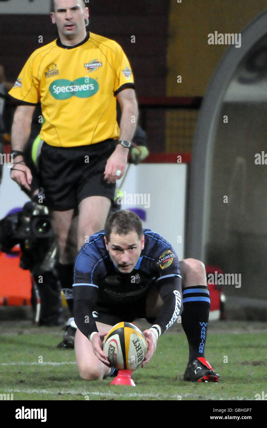 Glasgow Dan Parks geht für eine Umwandlung während der Magners League Spiel in der Firhill Arena, Glasgow. Stockfoto