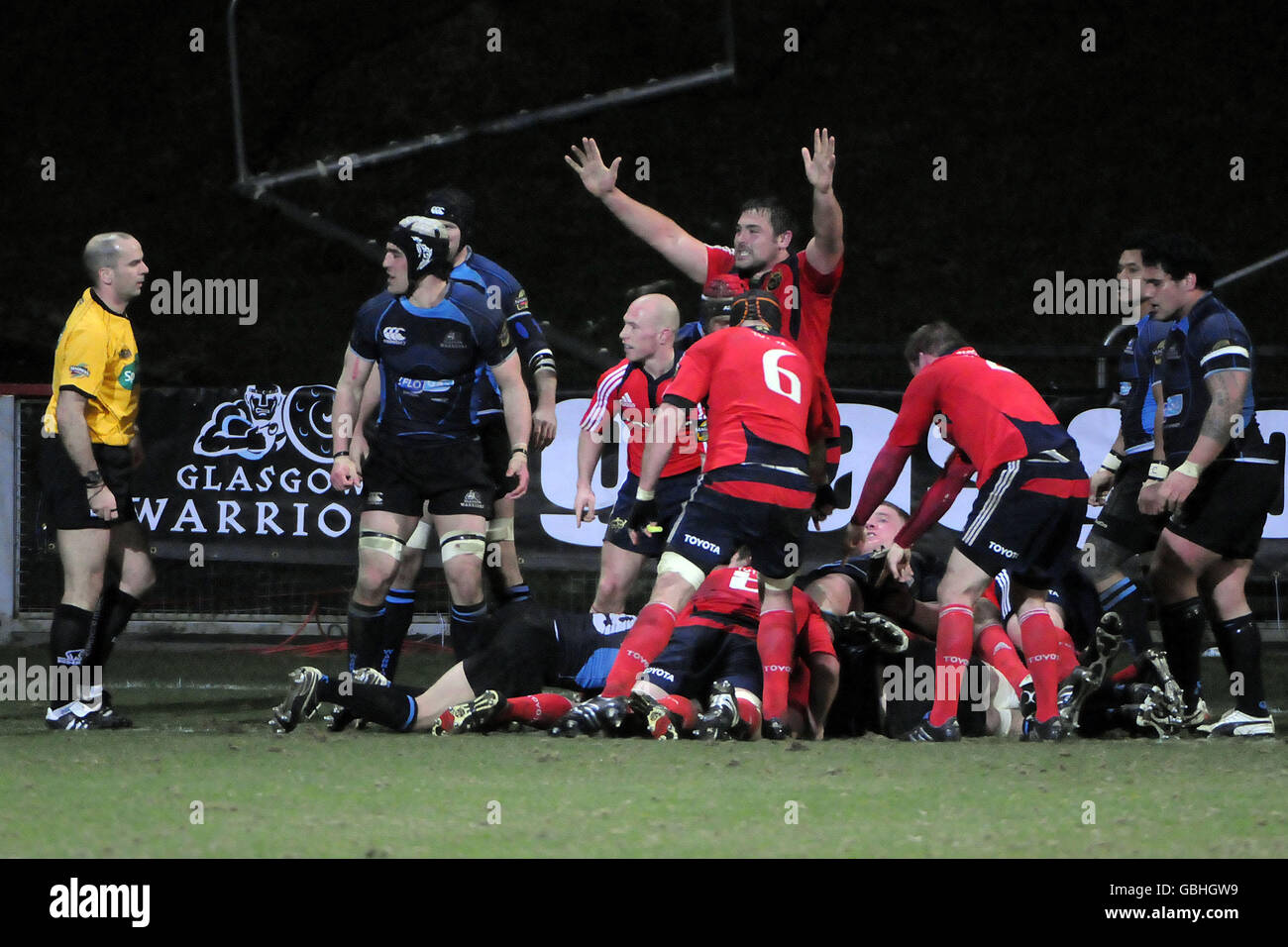 Munster sicherte sich den Sieg mit einem späten Versuch während des Spiels der Magners League in der Firhill Arena, Glasgow. Stockfoto