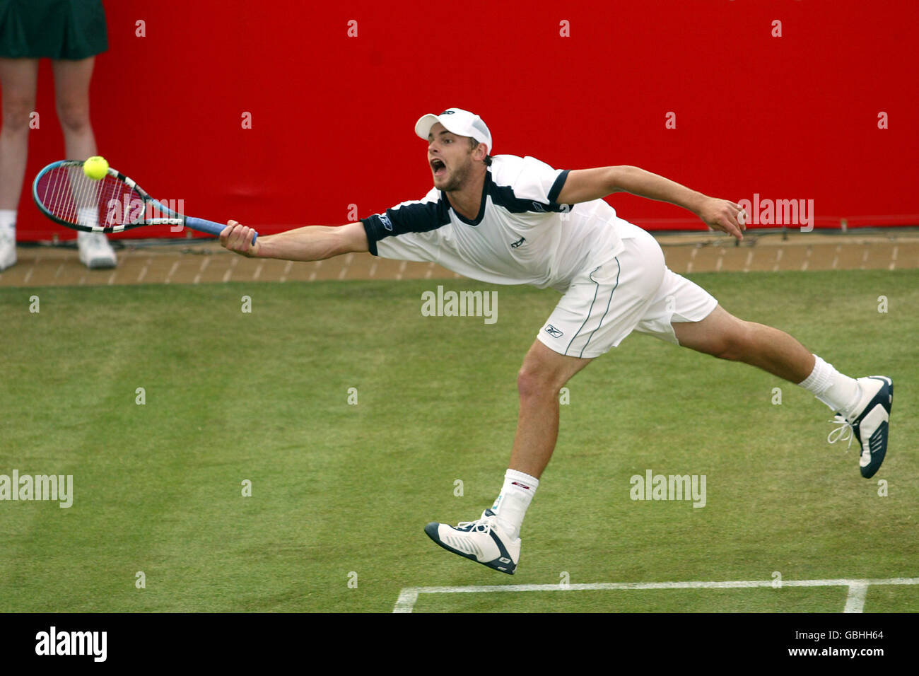 Tennis - Stella Artois Championship - zweite Runde - Andy Roddick gegen Karol Kucera. Andy Roddick auf dem Weg zum Sieg gegen Karol Kucera Stockfoto