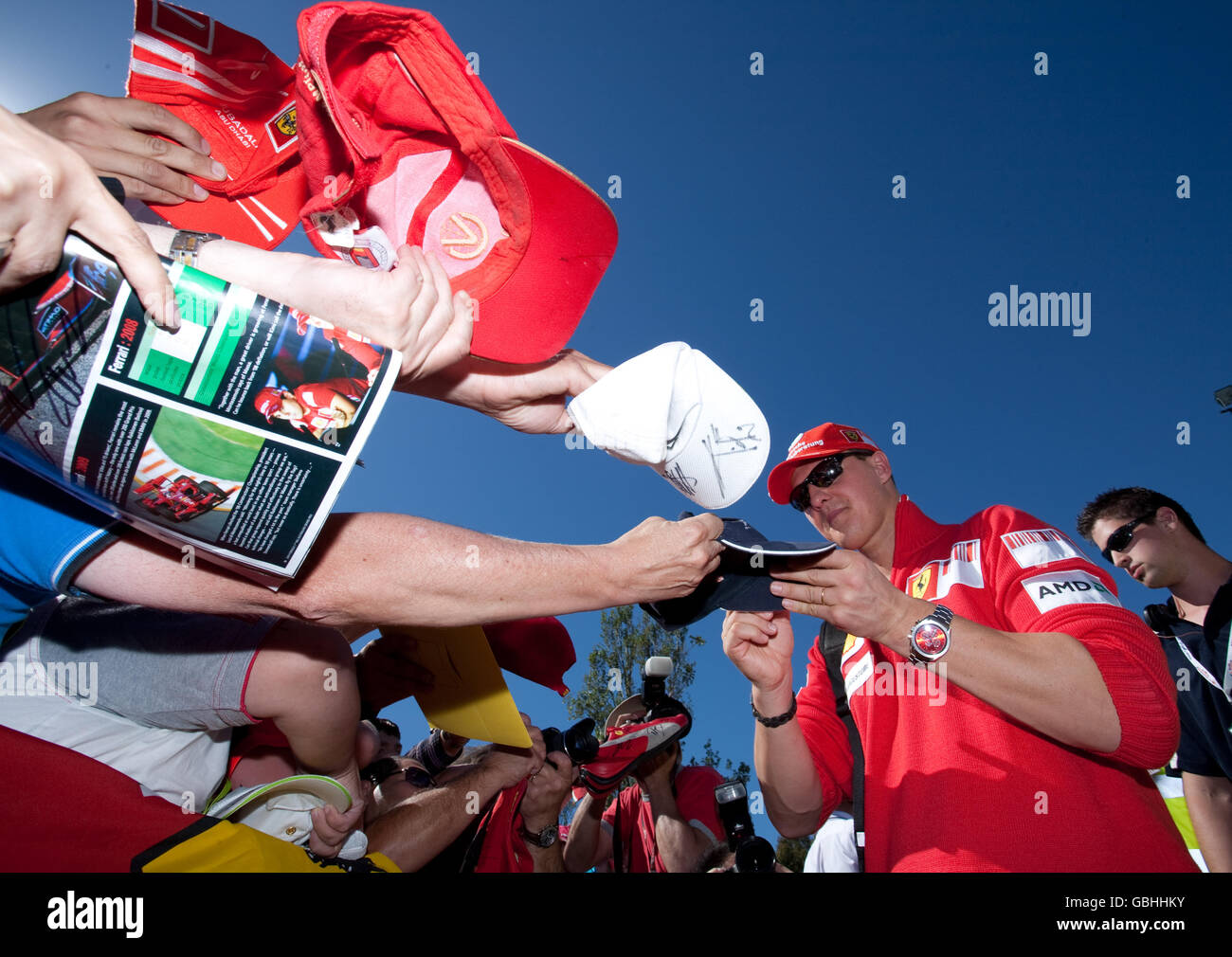 Der ehemalige F1-Champion Michael Schumacher gibt vor dem Grand Prix von Australien im Albert Park, Melbourne, Australien, Autogramme. Stockfoto