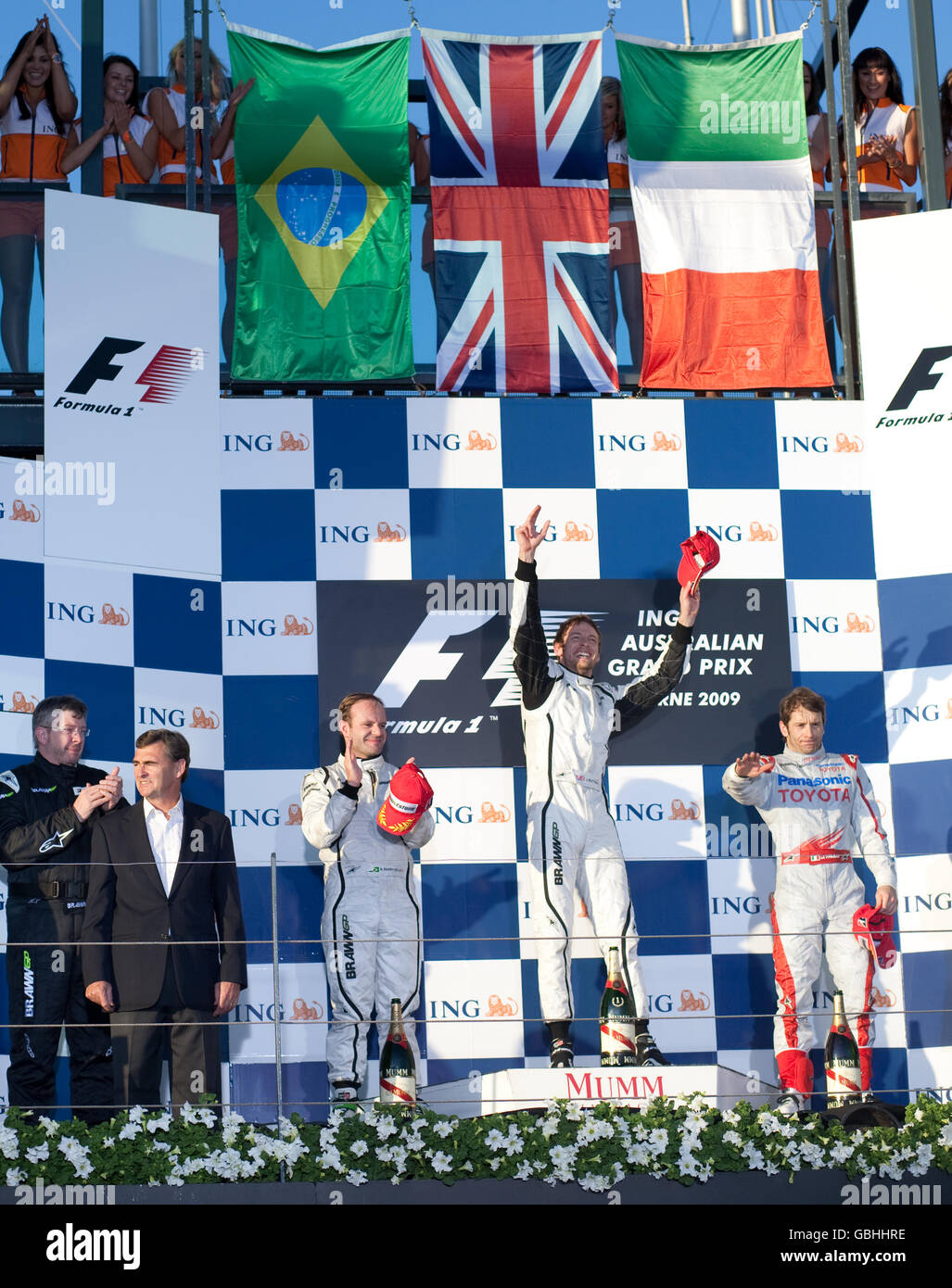 Brawn GP's Jenson Button (Mitte) feiert den Sieg des australischen Grand Prix mit Teamkollegen Rubens Barrichello Zweiter und Toyota's Jarno Trulli Dritter, im Albert Park, Melbourne, Australien. Stockfoto