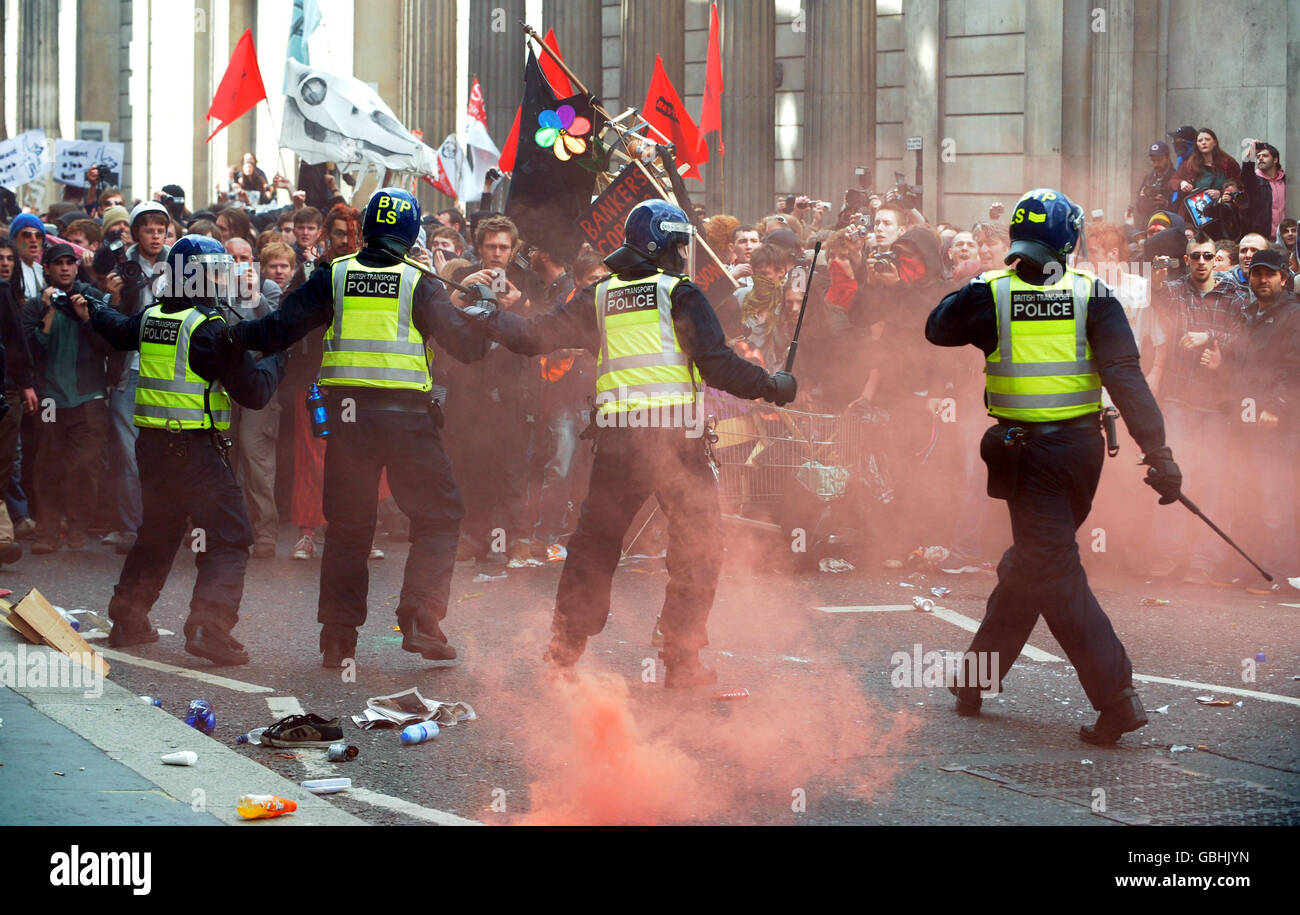 Die Polizei versucht, die Massen in der Nähe der Bank of England während der G20-Proteste im Zentrum von London zu unterwerfen. Stockfoto