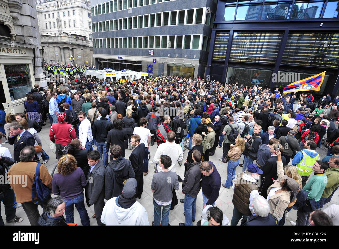 Im Rahmen der G20-Proteste kollidieren Demonstranten und Bereitschaftspolizei vor dem RBS-Gebäude in Bishopsgate in London. Stockfoto