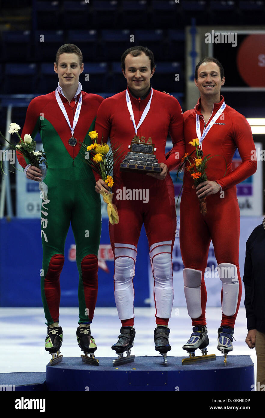 Paul Stanley von Mohawks (Mitte) feiert den Sieg des Senior Men-Titels zusammen mit Teamkollege Tom Iverson (rechts) und Nottinghams Anthony Douglas (links) bei den British Short Track Championships 2009 Stockfoto