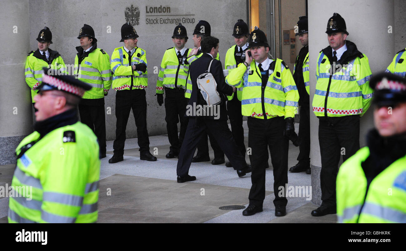 Polizei am Haupteingang des Paternoster Square 10, dem Standort der Londoner Börse, als Reaktion auf die Androhung weiterer Proteste während des heutigen G20-Gipfels. Stockfoto