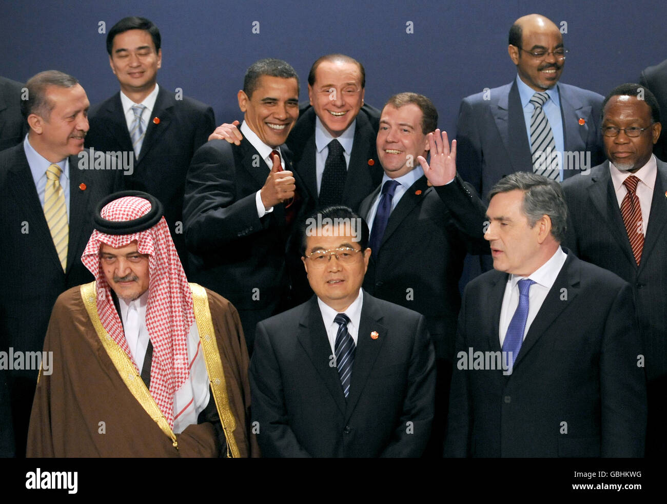 Zu Beginn des G20-Gipfels in London haben sich die Staats- und Regierungschefs der Welt ein Bild gemacht, darunter US-Präsident Barack Obama, der italienische Premierminister Silvio Berlusconi und der russische Präsident Dmitri Medwedew (im Hintergrund). Stockfoto