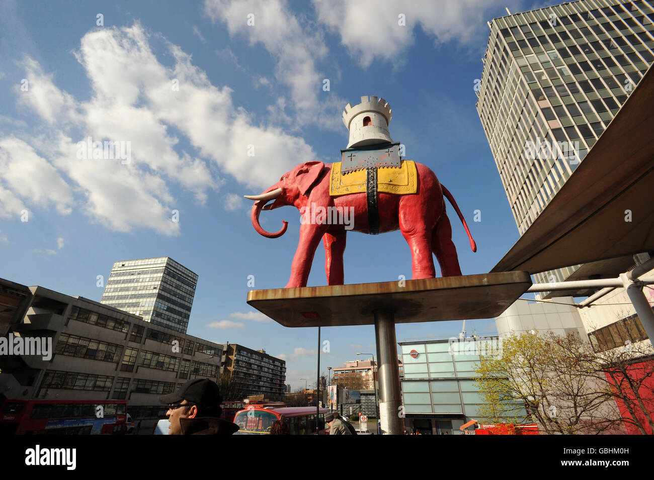 Blick auf die Elephant & Castle Gegend von London. Der ungewöhnliche Name leitet sich von einer Herberge ab, die im späten 17. Jahrhundert auf dem Gelände stand. Stockfoto