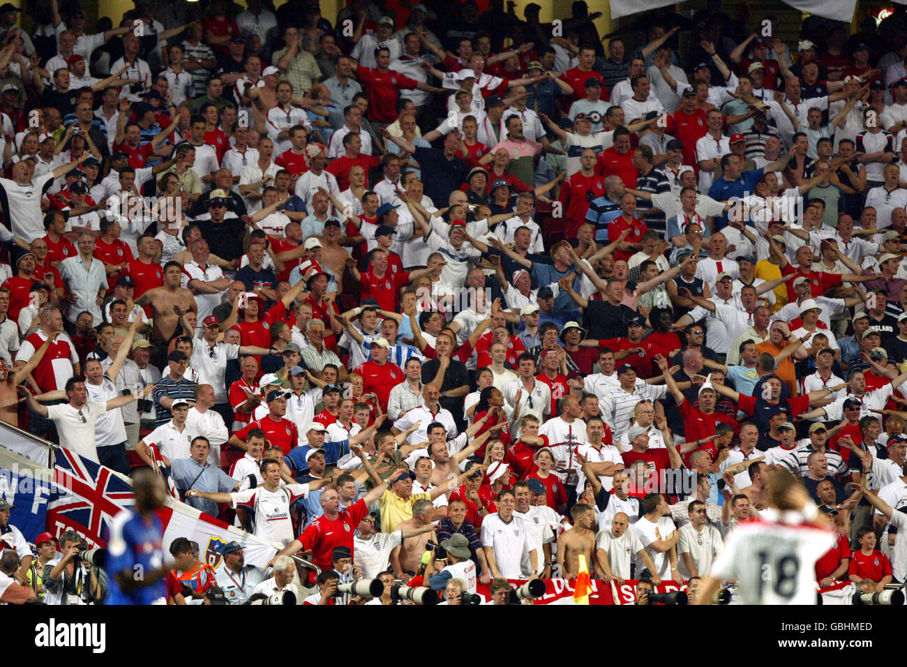 Fußball - UEFA-Europameisterschaft 2004 - Gruppe B - Frankreich gegen England. England-Fans genießen den Anlass Stockfoto
