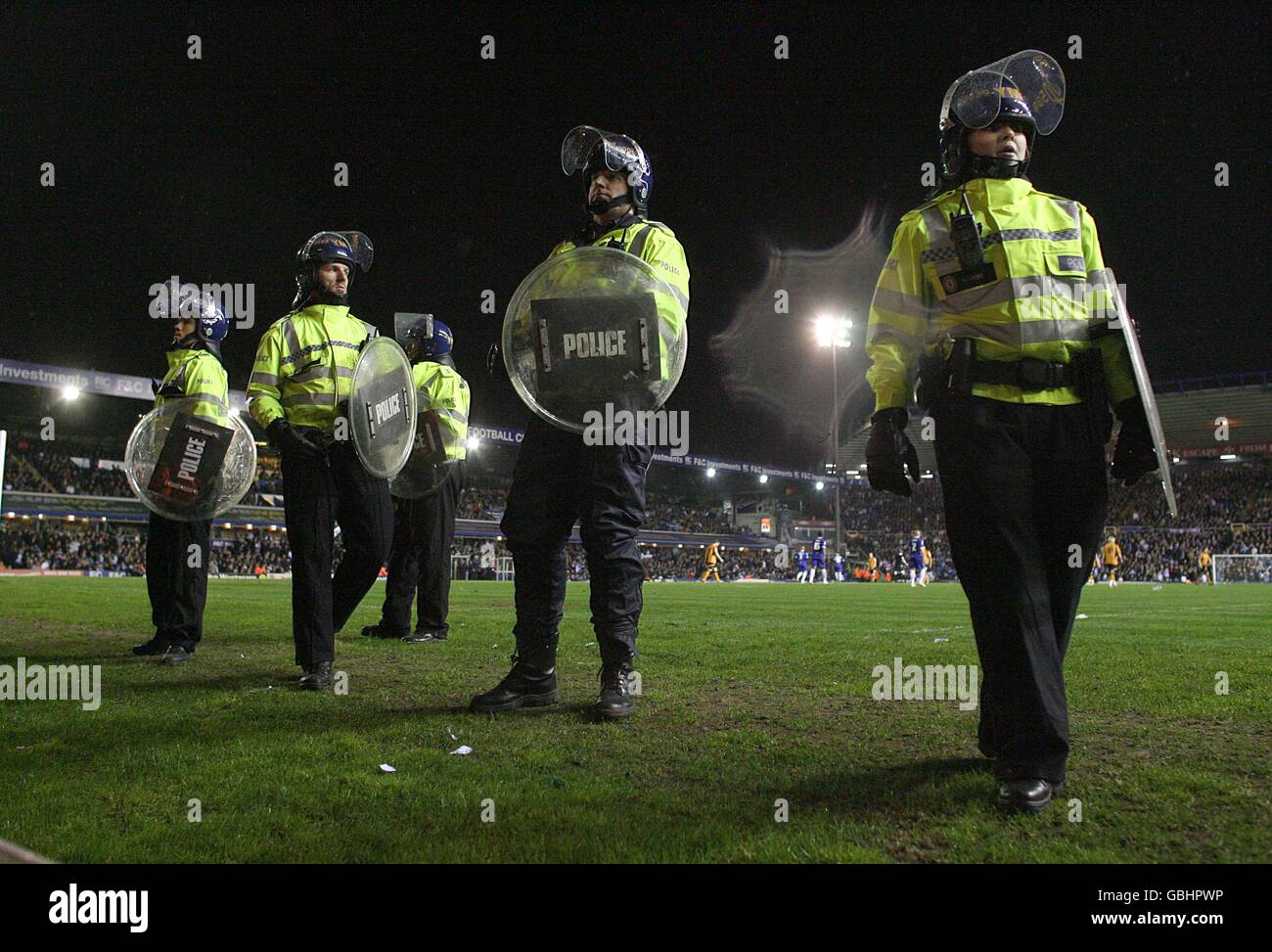 Fußball - Coca-Cola Championship - Birmingham City / Wolverhampton Wanderers - St Andrew's Stadium. Die Polizei steht nach dem letzten Pfiff im Bereitschaftstrikot auf dem Spielfeld. Stockfoto