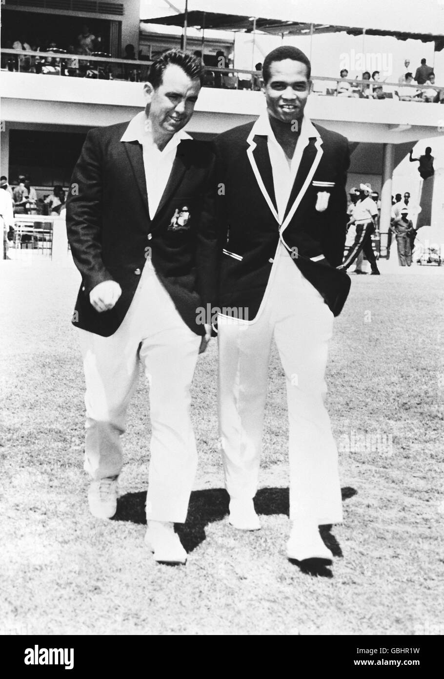 Die beiden Kapitäne, der australische Bob Simpson (l) und der westindische Gary Sobers (r), gehen auf den Platz, um die Münze zu werfen Stockfoto