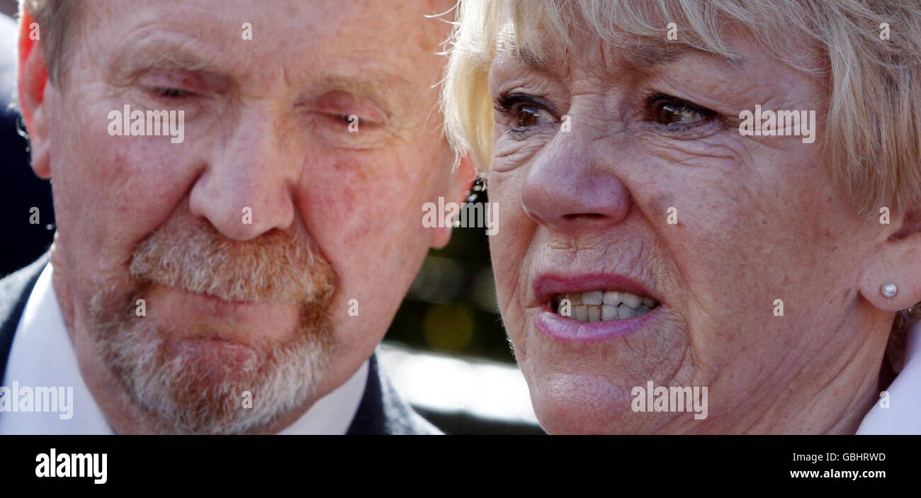 Beatrice und Hugh Jones, Mutter und Vater des Mordopfers Moira Jones, lasen vor dem High Court in Glasgow eine Erklärung, nachdem Marek Harcar für schuldig befunden wurde, Moira Jones im vergangenen Mai im Queen's Park in Glasgow ermordet zu haben. Stockfoto