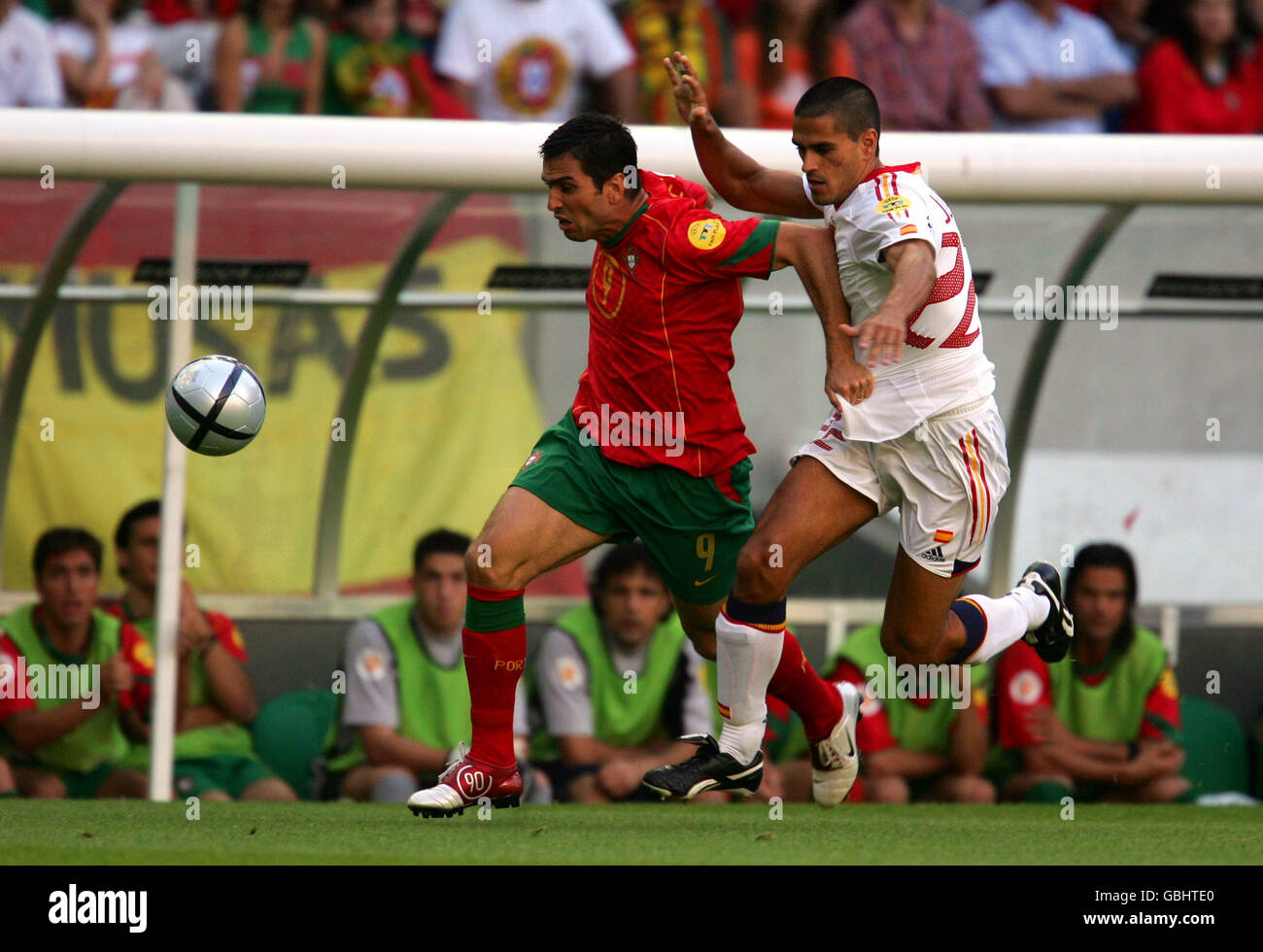 Der spanische Juan Gutierrez Moreno Juanito und der portugiesische Pedro Pauleta-Kampf Für den Ball Stockfoto