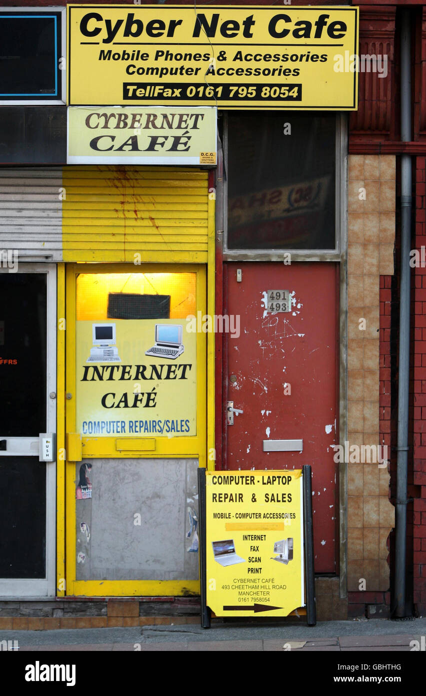Ein allgemeiner Blick auf das Cyber Net Cafe, Cheetham Hill Road, Cheetham Hill, wo zwei Männer im Rahmen einer Reihe von Terrorangriffen aufgrund eines Sicherheitsmoblunters verhaftet wurden. Stockfoto