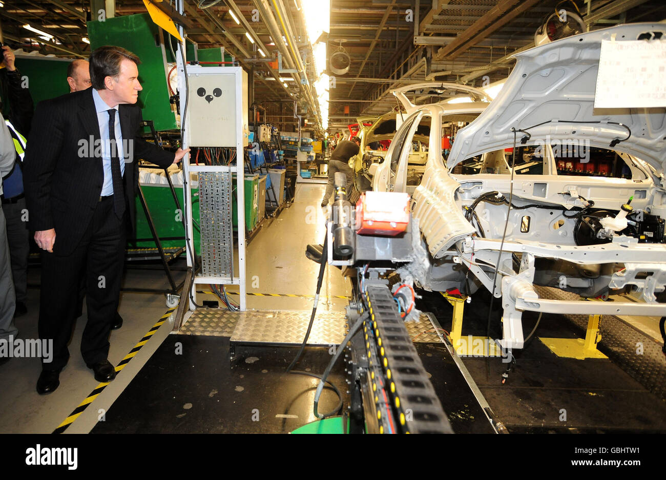 Wirtschaftsminister Lord Mandelson bei einer Besichtigung des Nissan-Automobilwerks in Sunderland. Stockfoto