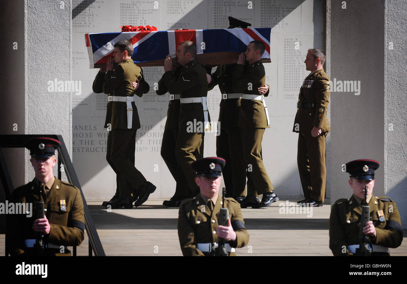 Der Sarg von Sapper Patrick Azimkar kommt zur Guards Chapel auf dem Birdcage Walk im Zentrum von London für seinen Trauerdienst. Stockfoto