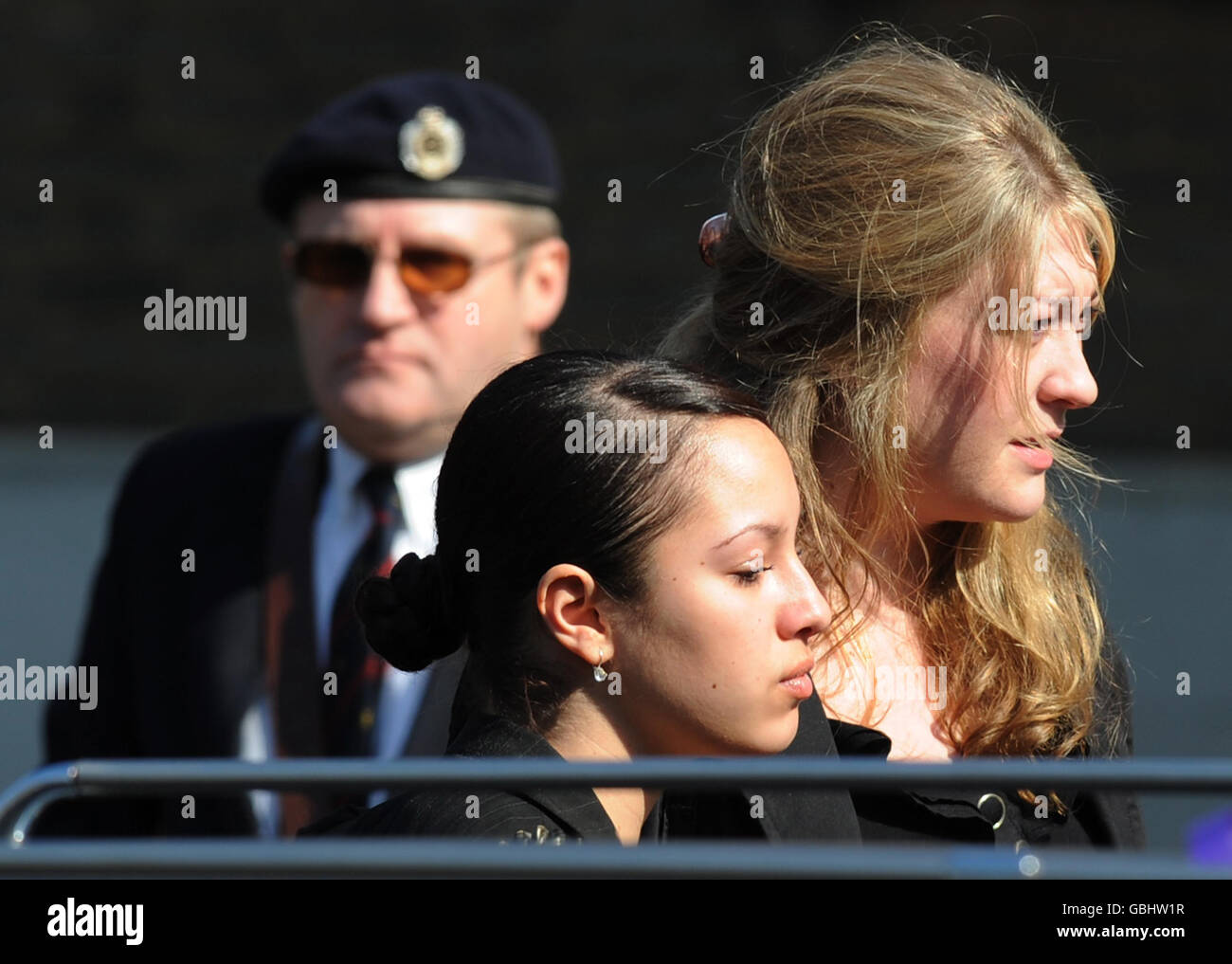 Trauernde, Namen nicht bekannt, kommen zur Beerdigung von Sapper Patrick Azimkar in der Guards Chapel auf dem Birdcage Walk im Zentrum von London an. Stockfoto
