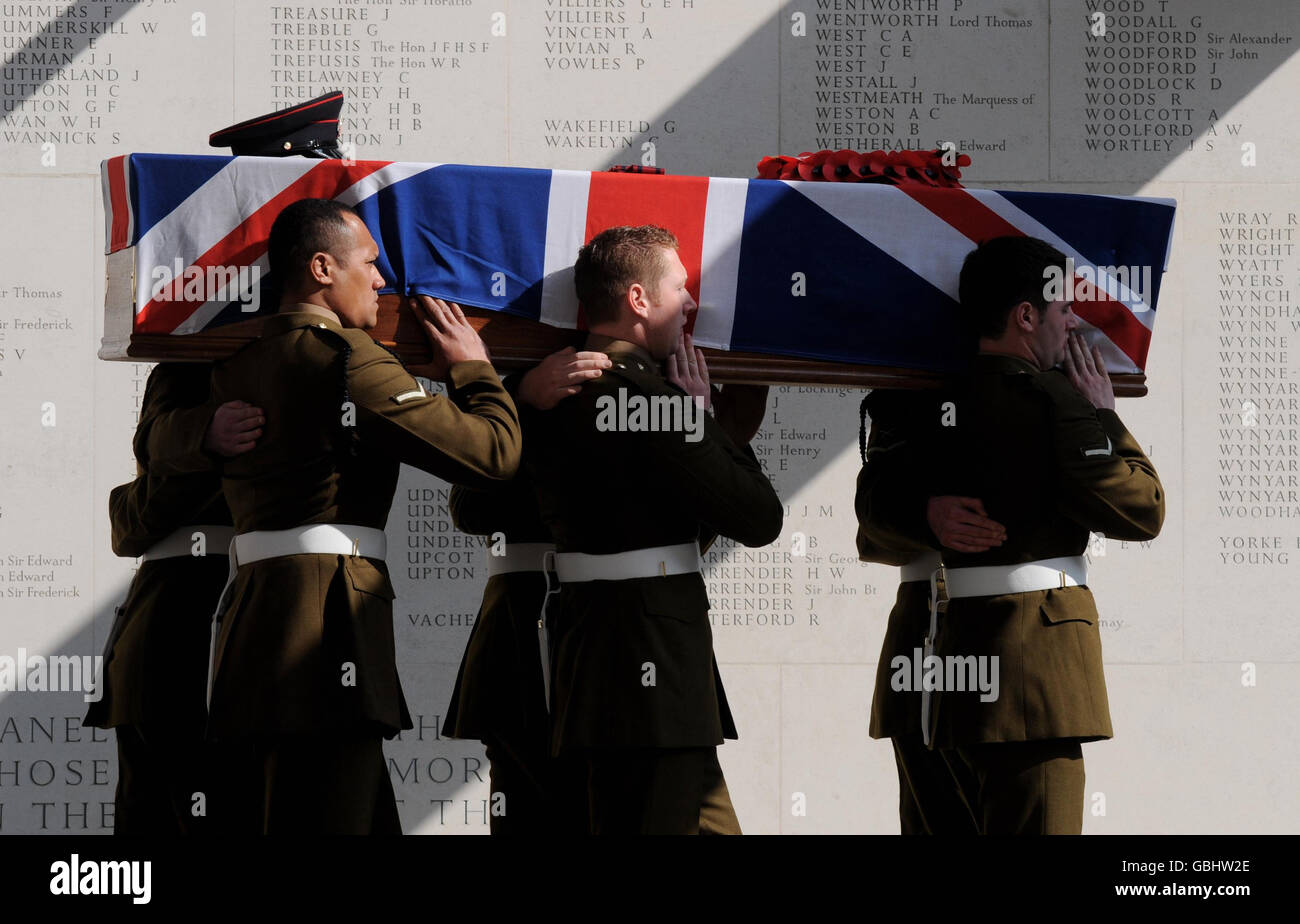 Der Sarg von Sapper Patrick Azimkar wird nach seinem Trauerdienst von der Guards Chapel auf dem Birdcage Walk im Zentrum Londons getragen. Stockfoto