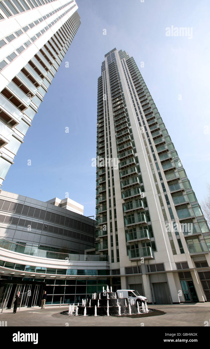 Das Pan Peninsula-Gebäude, auch bekannt als 1 Millharbour, ein zwei-Turm-Wohngebäude in der Nähe von Canary Wharf, das zum höchsten Wohngebäude in Großbritannien geworden ist. Im letzten Monat fertig gestellt, verfügt es über ein eigenes Kino und eine Cocktailbar für die Bewohner. Es hat den Titel eines höchsten Wohngebäudes von den drei Türmen des Barbican Compex in der City of London übernommen, erbaut in den 1970er Jahren. Stockfoto