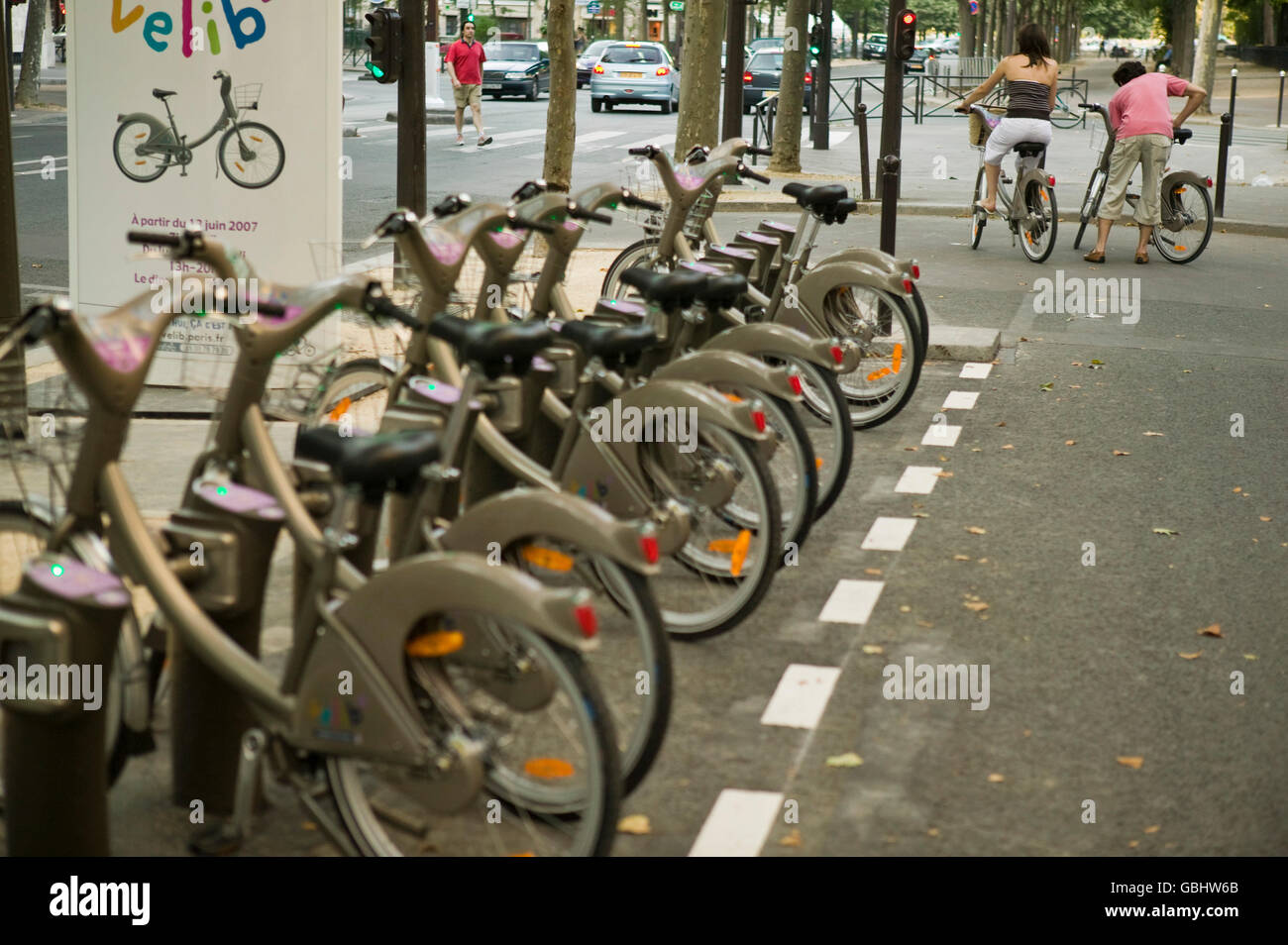 Ein Mann und eine Frau zu verlassen, auf Velib' Fahrräder nach Abholung an einer Docking-Station in Paris, Frankreich, 15. Juli 2007. Stockfoto