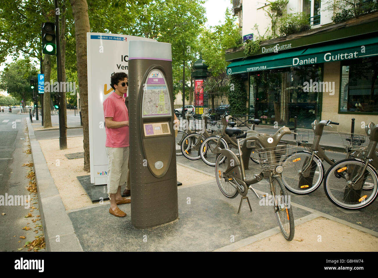 Ein Mann nimmt eine Velib' Fahrrad aus einer Docking-Station in Paris, Frankreich, 15. Juli 2007. Stockfoto