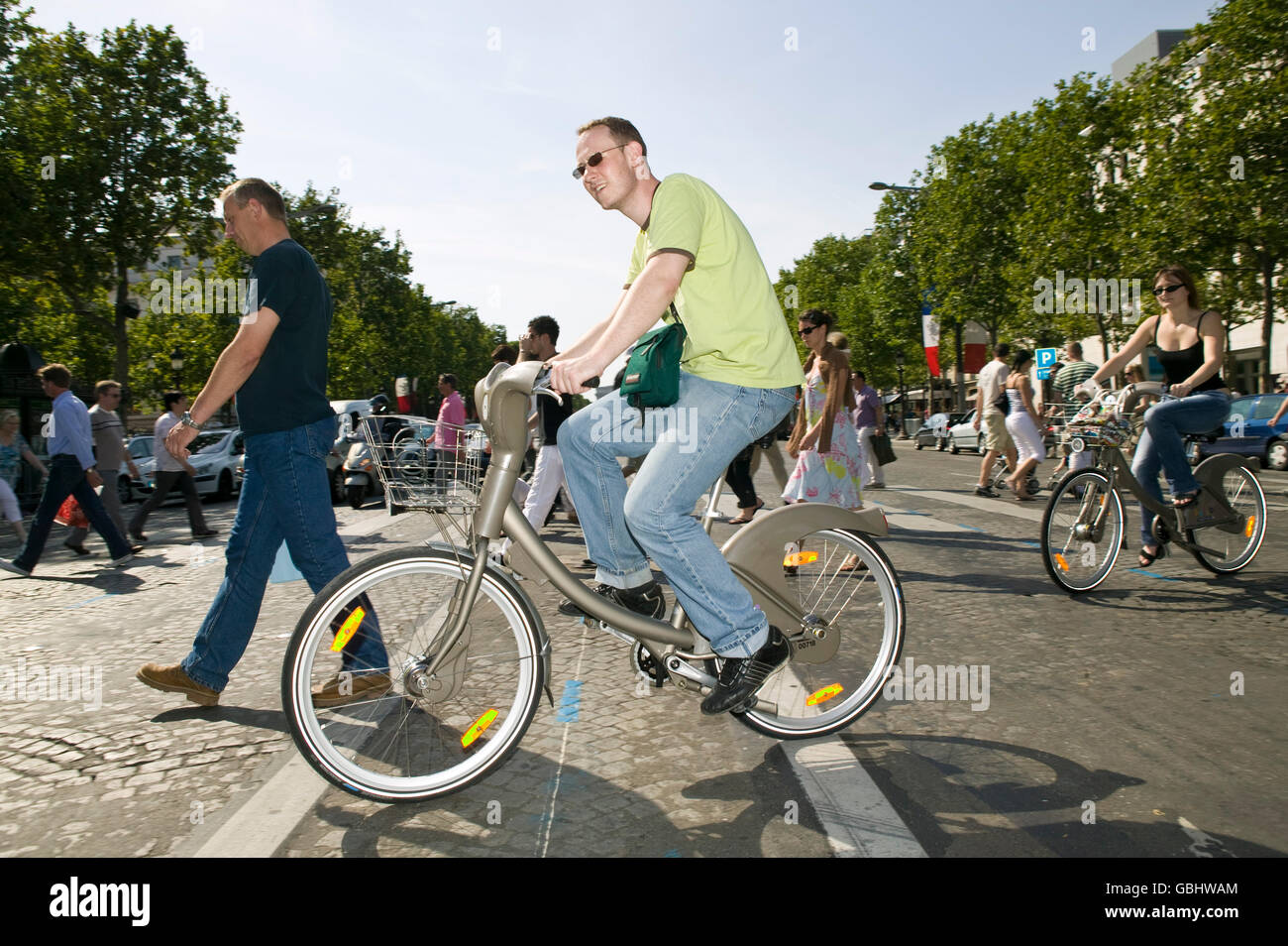 Ein Mann fährt eine Velib' Fahrrad über die Champs-Elysees in Paris, Frankreich, 15. Juli 2007. Stockfoto