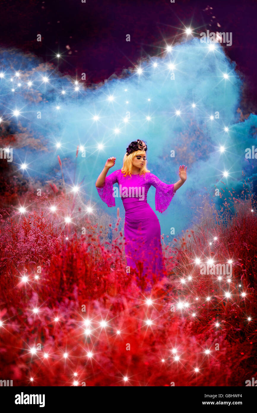 Blonde romantische Fee Elfe Modell in Wiese mit mit gold lila rose Krone Kopfschmuck, besinnlich, abstrakt, psychadelic Stockfoto