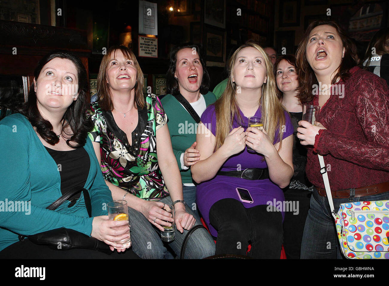 Kate McNamara (Mitte) und ihre Freunde begleiten irische Rugby-Fans im McDaids Pub in Dublin beim Six Nations-Spiel zwischen Wales und Irland in Cardiff, Wales. Stockfoto