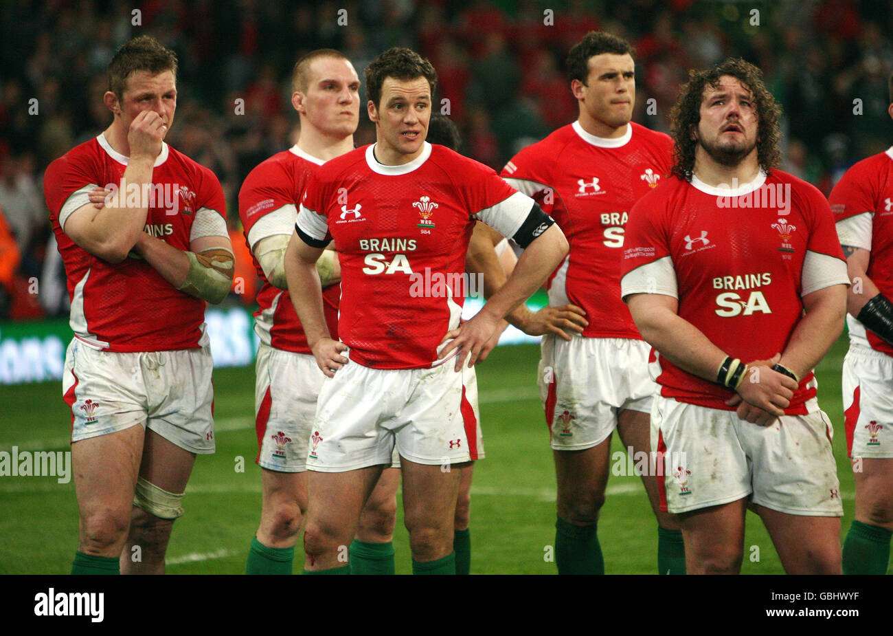 Rugby Union - RBS Six Nations Championship 2009 - Wales / Irland - Millennium Stadium. Nach der Niederlage gegen Irland während des RBS Six Nations-Spiels im Millennium Stadium, Cardiff, Wales, wurden die Spieler von Wales niedergeschlagen. Stockfoto