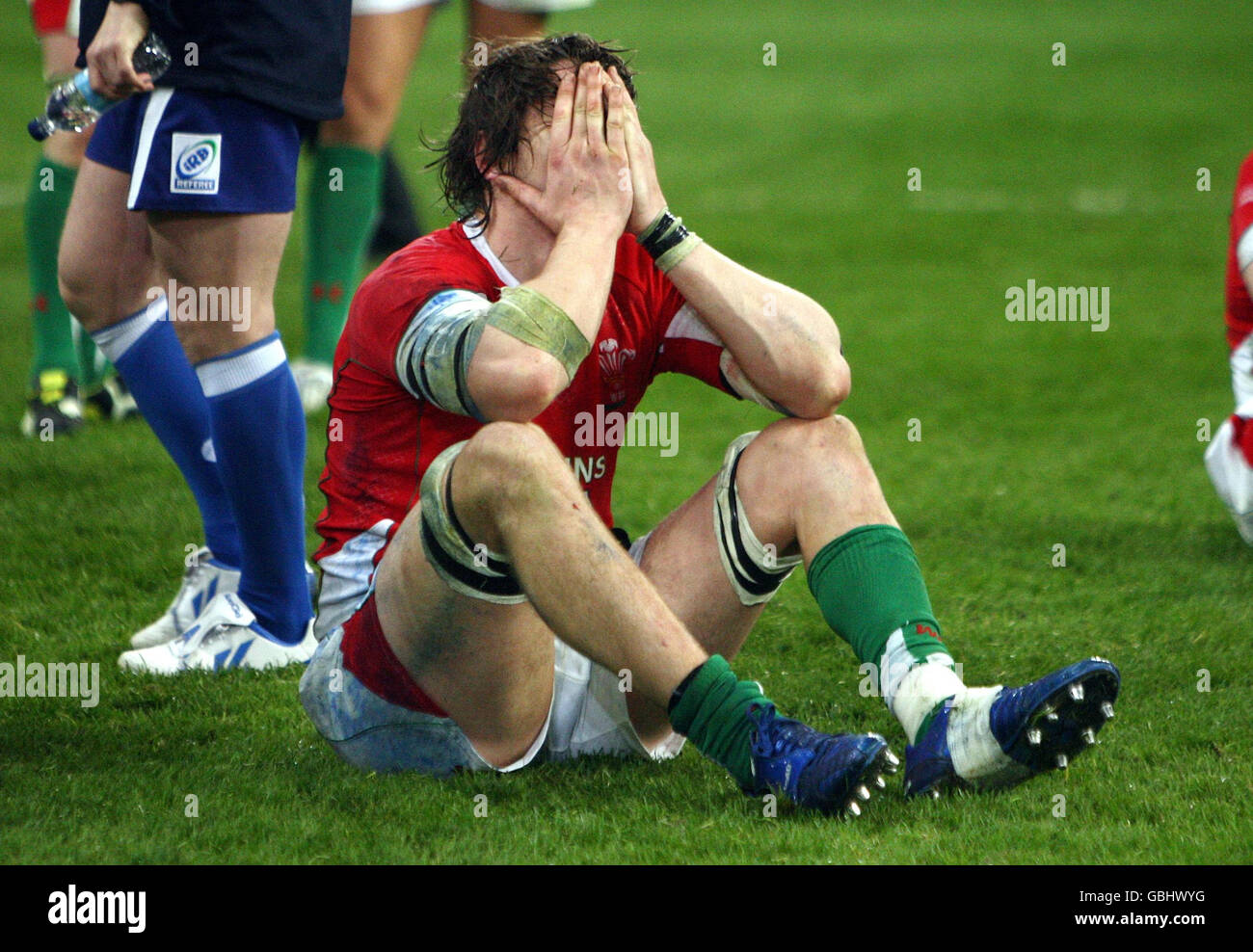 Rugby Union - RBS Six Nations Championship 2009 - Wales / Irland - Millennium Stadium. Ryan Jones aus Wales sitzt nach der Niederlage gegen Irland während des RBS Six Nations-Spiels im Millennium Stadium, Cardiff, Wales, niedergeschlagen. Stockfoto