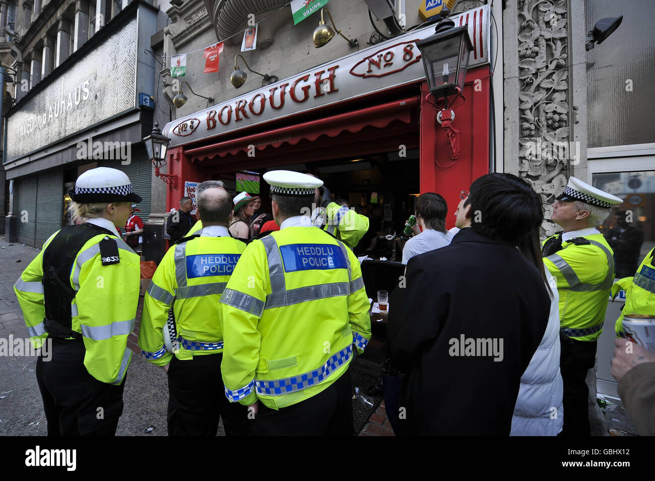 Walisische Polizisten beobachten das letzte Spiel der RBS 6 Nations zwischen Wales und Irland vor dem Pub Borough Arms in der Nähe des Millennium Stadium in Cardiff. Stockfoto