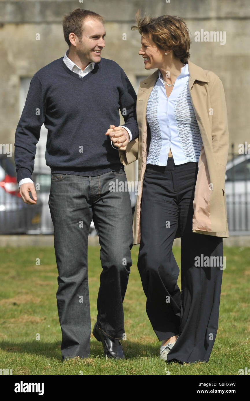 Kate Silverton Engagement. Kate Silverton und ihr Verlobter Mike Heron sind vor dem Royal Crescent, Bath, zusammen abgebildet. Stockfoto