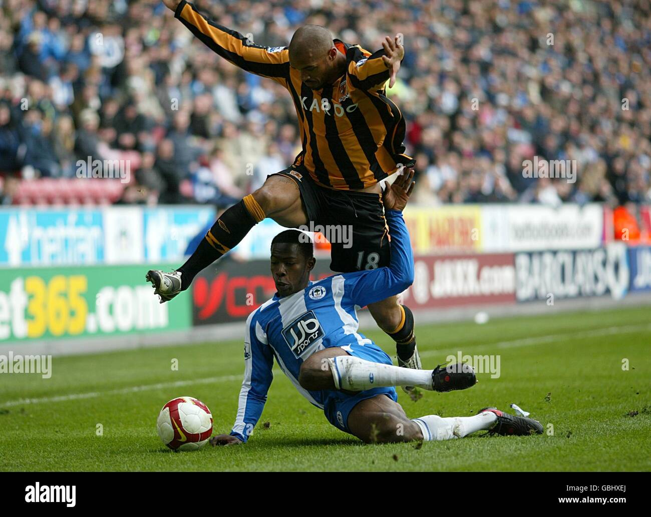 Fußball - Barclays Premier League - Wigan Athletic gegen Hull City - JJB Stadium. Caleb Folan (oben) von Hull City und Maynor Figueroa von Wigan Athletic kämpfen um den Ball Stockfoto